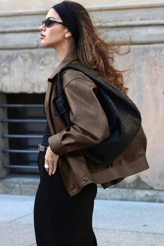 Manteau en cuir noir à double boutonnage avec col à revers