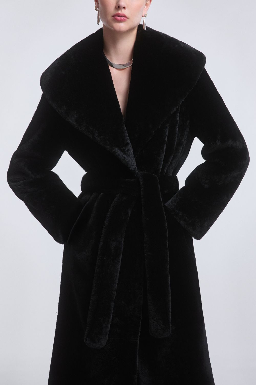 Manteau Chic en Fausse Fourrure pour un Style Hivernal Élégant