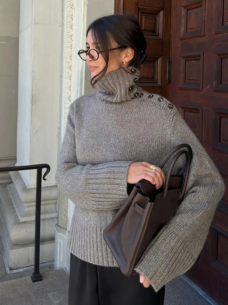 Pull-over ample à col roulé boutonné confortable