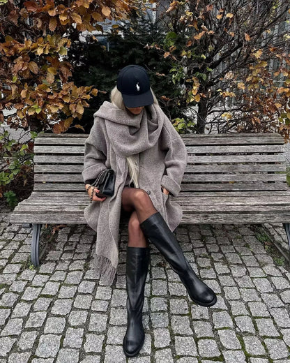 Manteau moderne avec patte de boutonnage sur toute la longueur et jeu d'écharpes à glands assorti