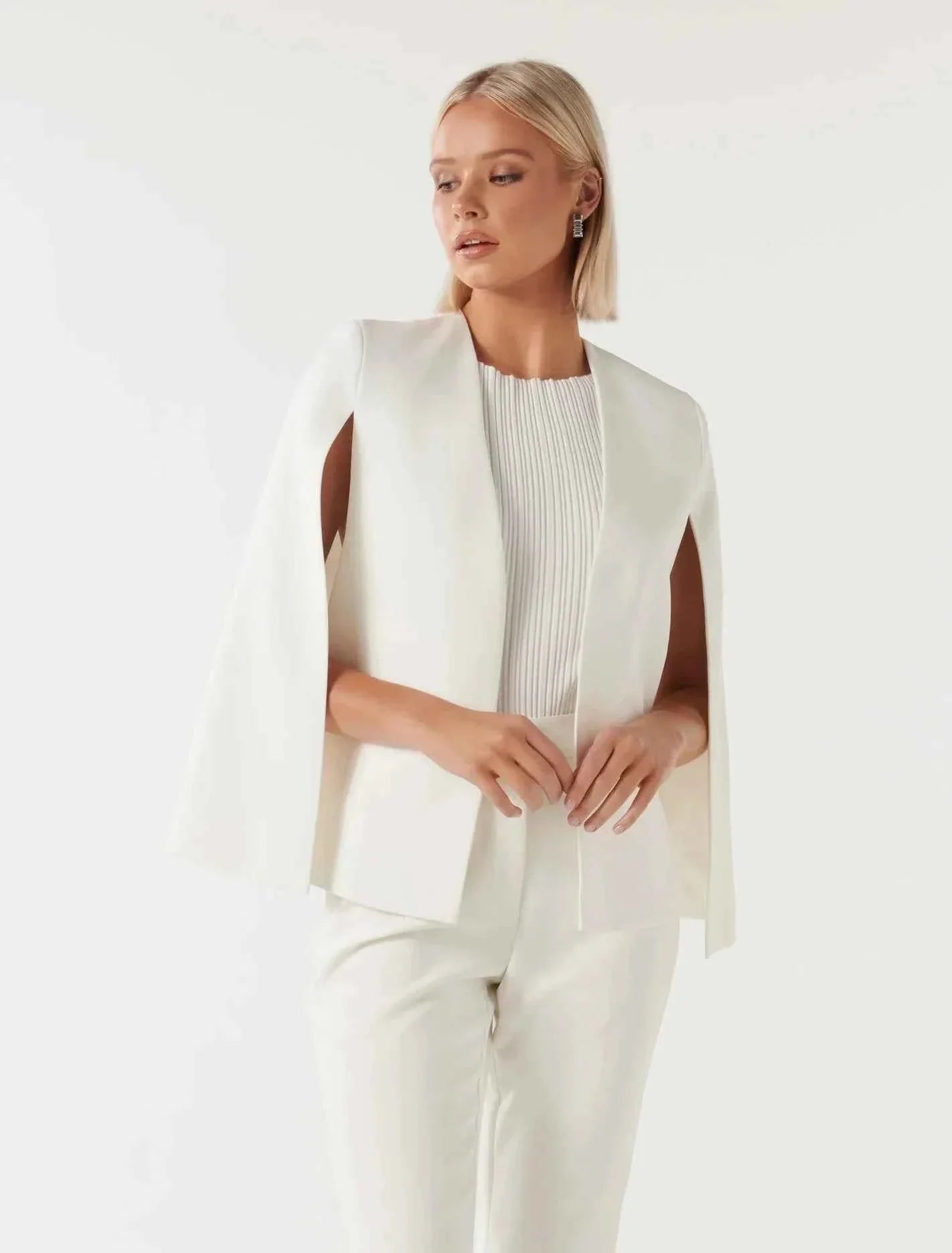 Blazer Cape Élégant pour Femme avec Coupe Fluide et Fente aux Manches