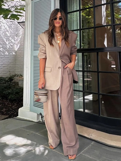 Ensemble blazer boyfriend chic et pantalon à jambes larges