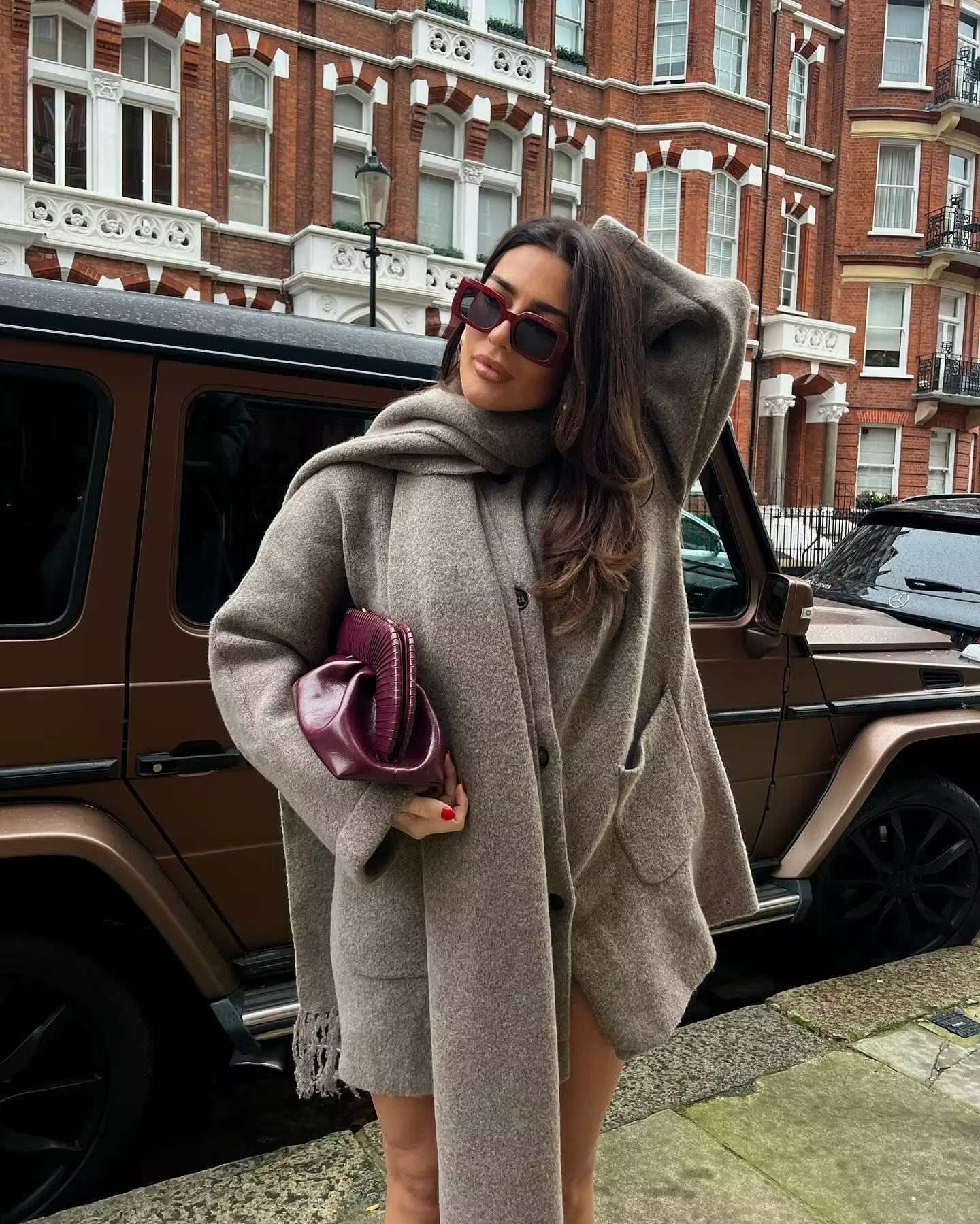 Manteau moderne avec patte de boutonnage sur toute la longueur et jeu d'écharpes à glands assorti