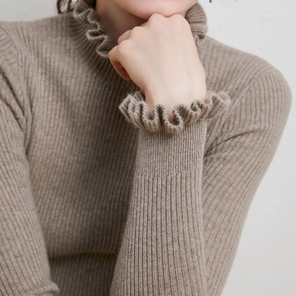 Pull en maille col roulé confortable avec accents féminins à volants