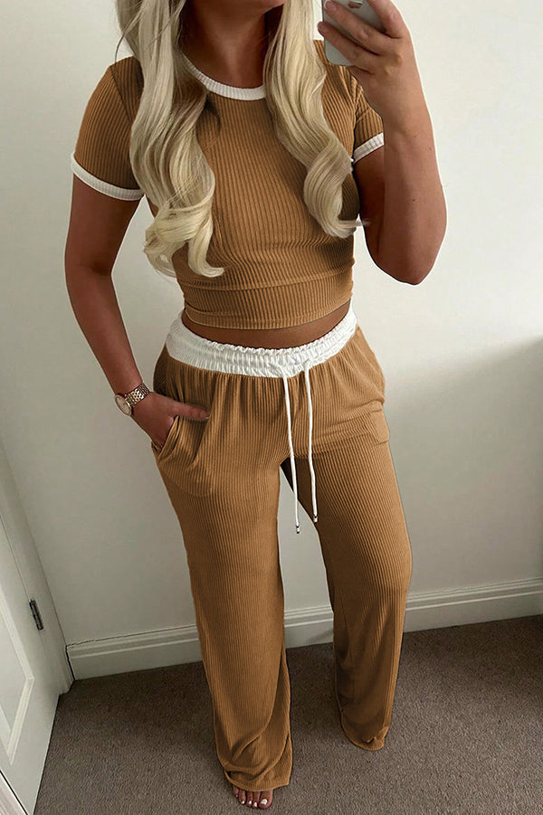 Ensemble décontracté deux pièces avec haut à col rond et pantalon à taille élastique