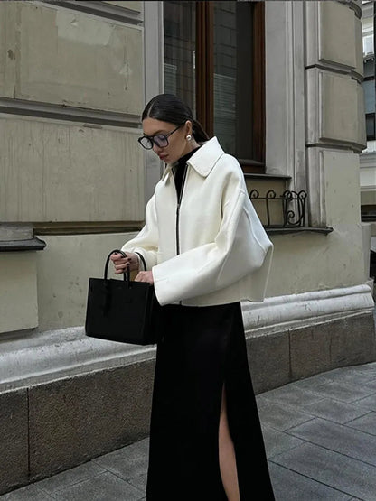 Veste blanche élégante à zip et col tailleur pour un style chic au quotidien