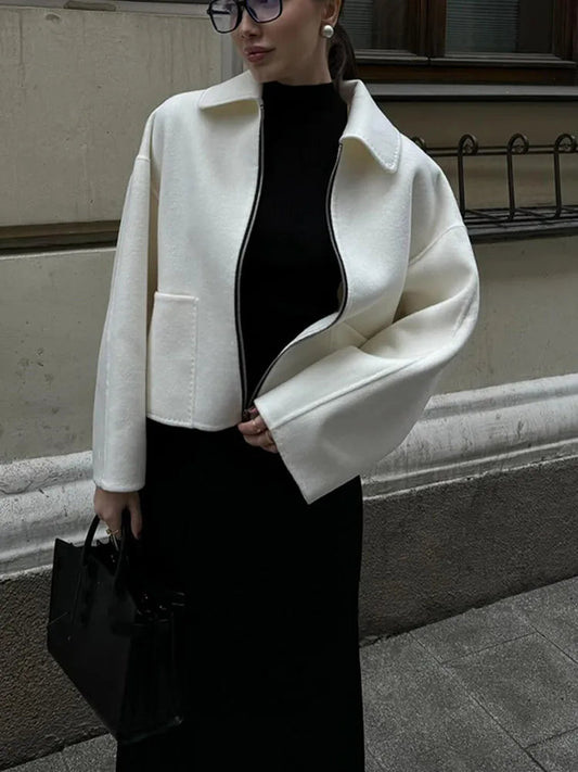 Veste blanche élégante à zip et col tailleur pour un style chic au quotidien