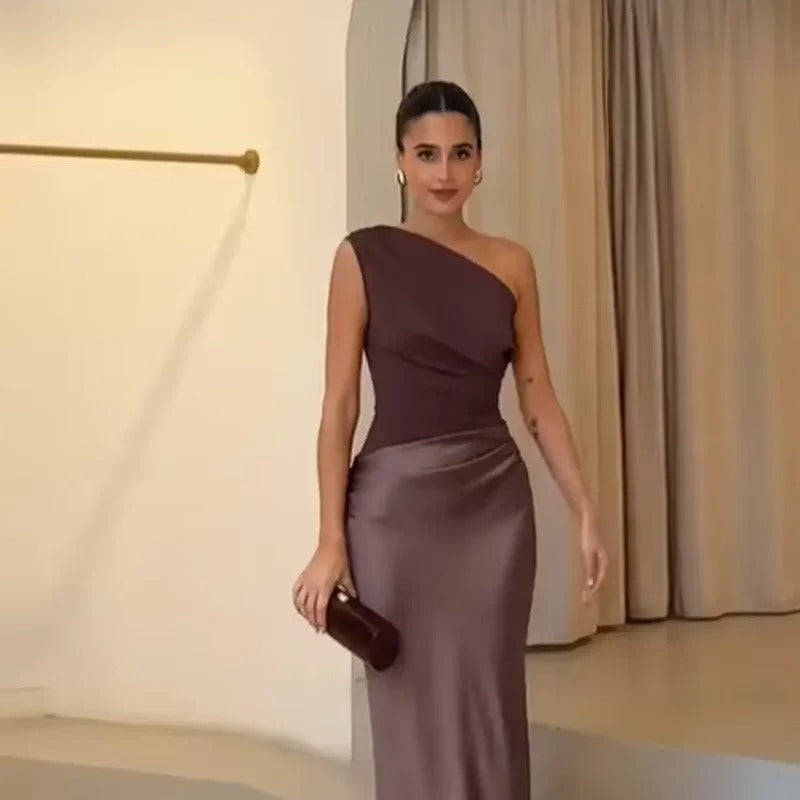 Robe longue en satin à une épaule froncée