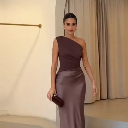 Robe longue en satin à une épaule froncée