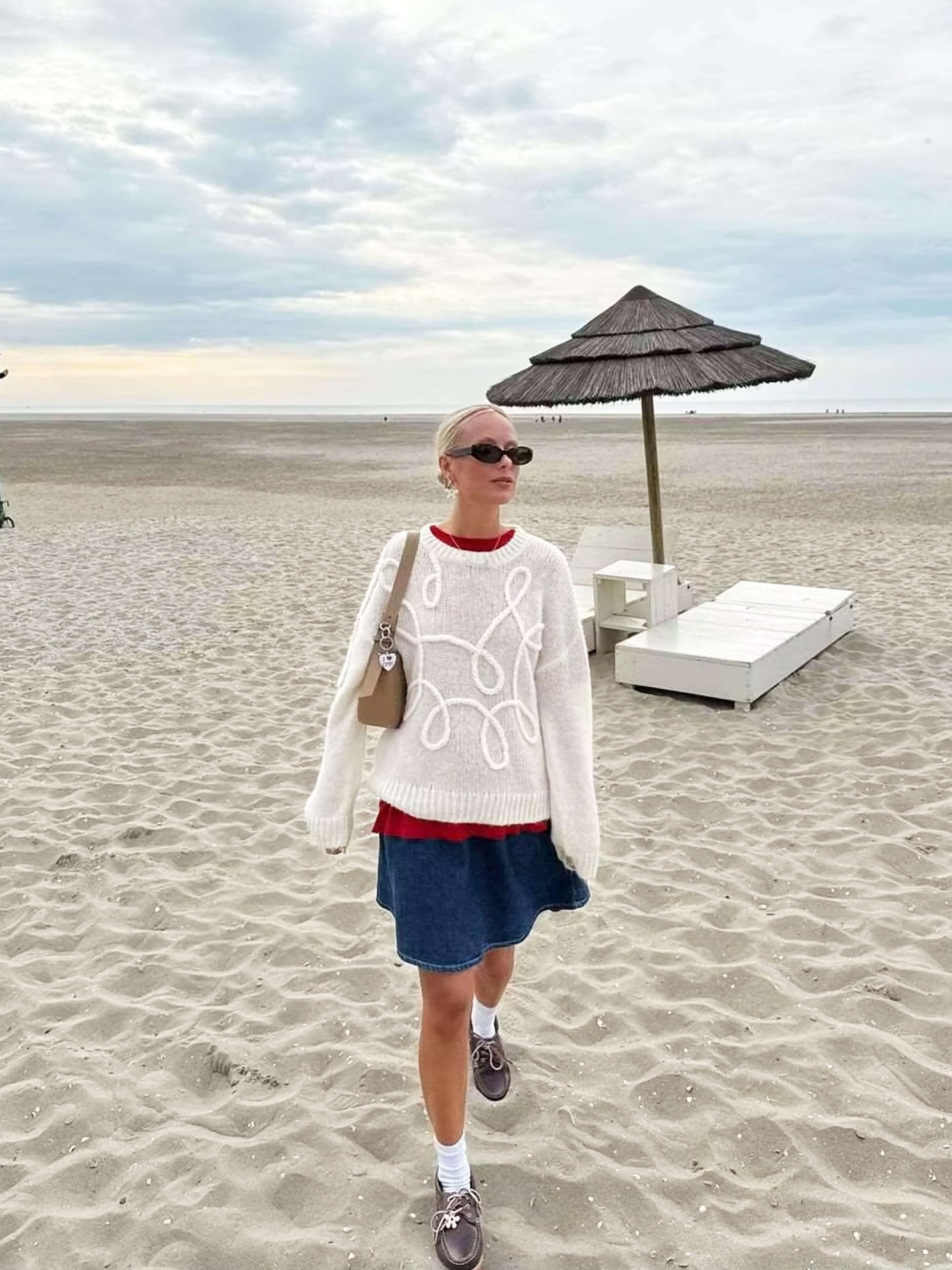 Pull surdimensionné confortable avec détails brodés élégants