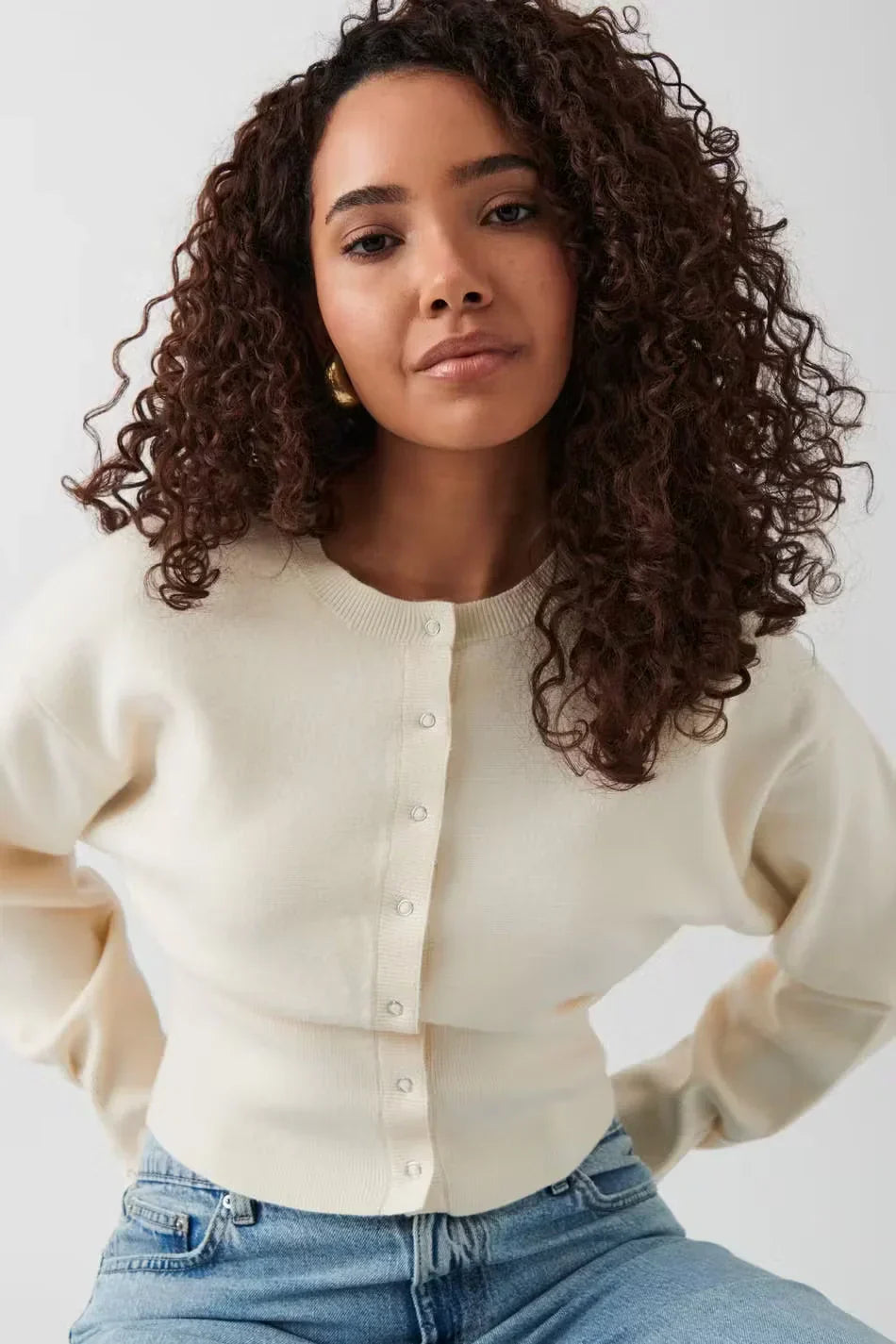 Blouse élégante boutonnée avec coupe droite polyvalente et détails aux poignets