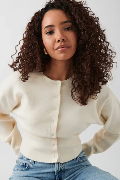 Blouse élégante boutonnée avec coupe droite polyvalente et détails aux poignets