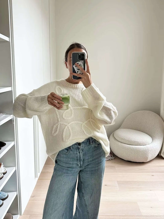 Pull surdimensionné confortable avec détails brodés élégants