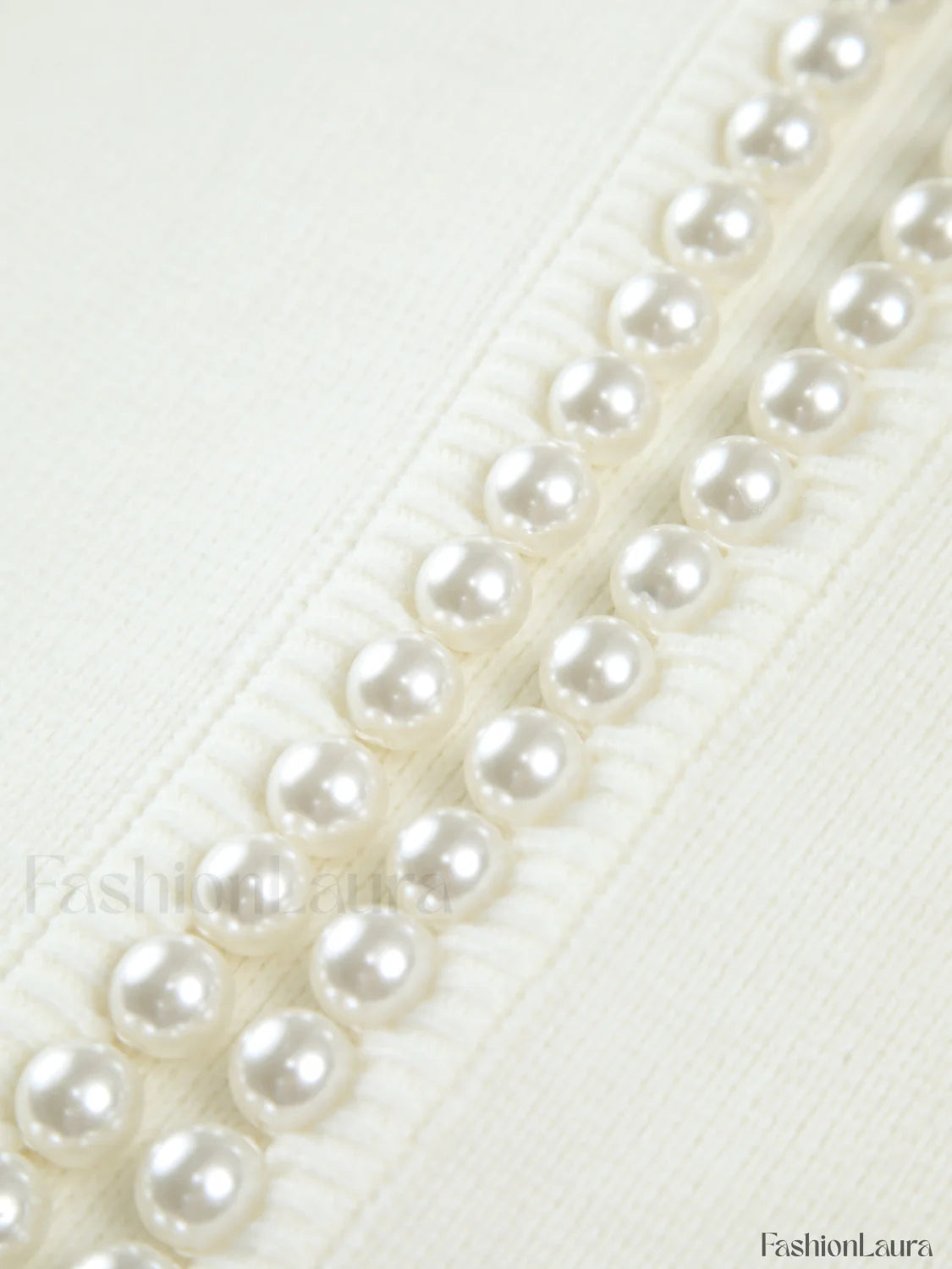 Cardigan en tricot avec ourlet déchiré et bordure perlée