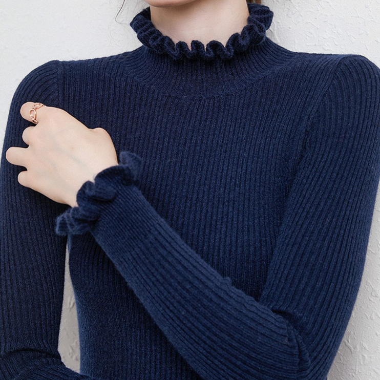 Pull en maille col roulé confortable avec accents féminins à volants