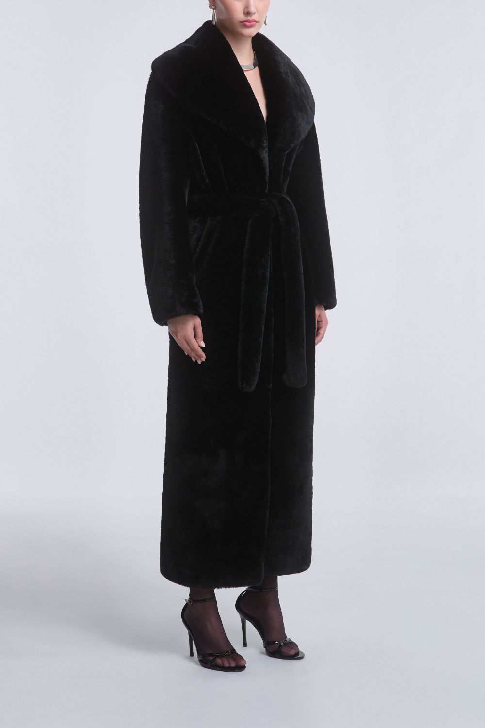 Manteau Chic en Fausse Fourrure pour un Style Hivernal Élégant