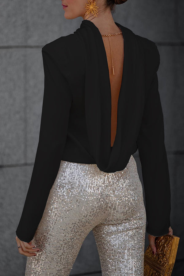 Blouse en satin à encolure drapée avec détail chaîne dans le dos