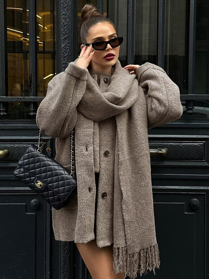 Manteau moderne avec patte de boutonnage sur toute la longueur et jeu d'écharpes à glands assorti