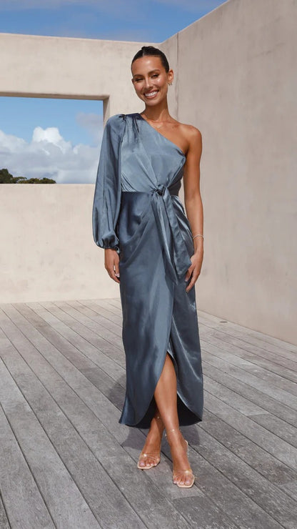 Elégante robe longue asymétrique en satin Femme