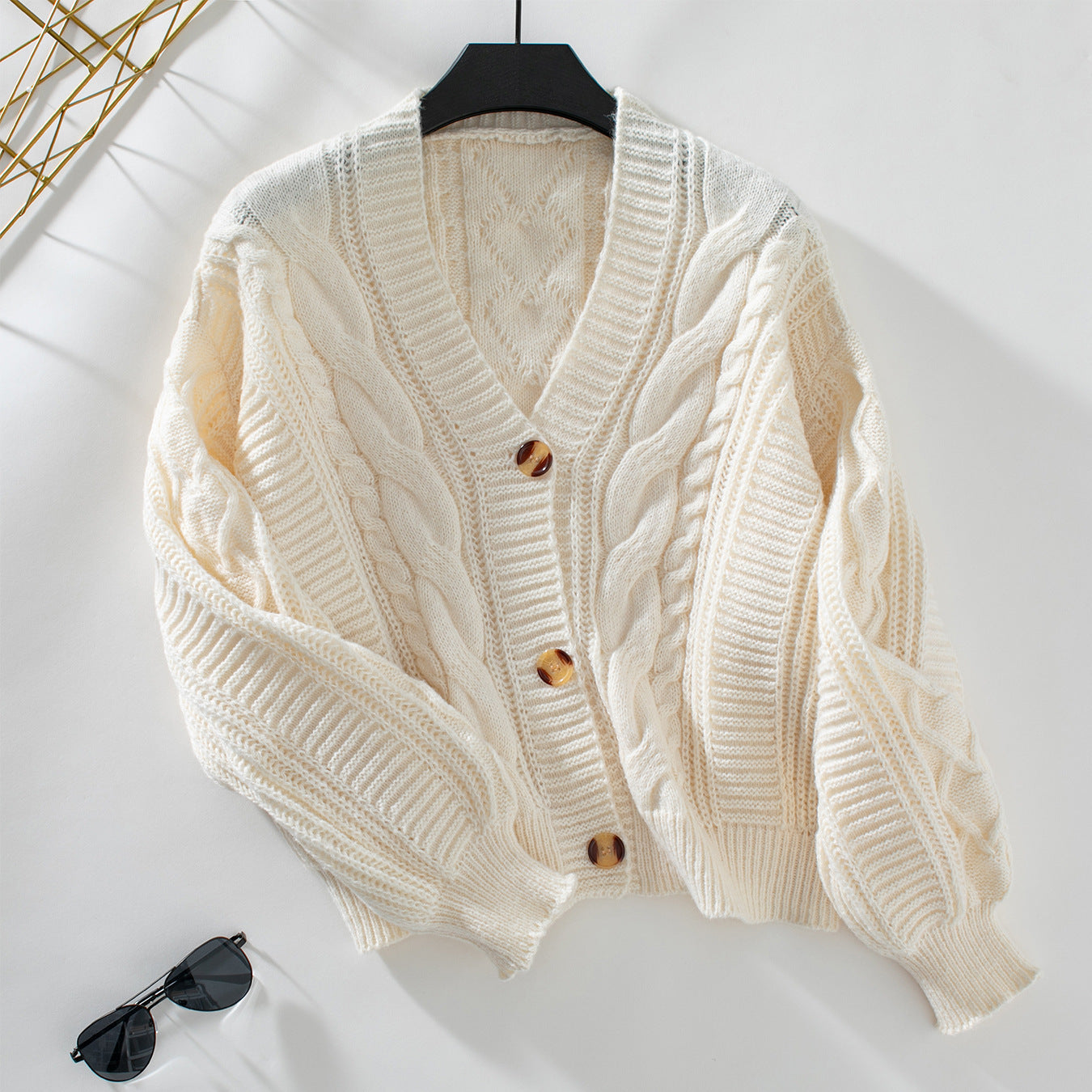 Cardigan Beige Tricoté Doux et Stylé pour Femmes