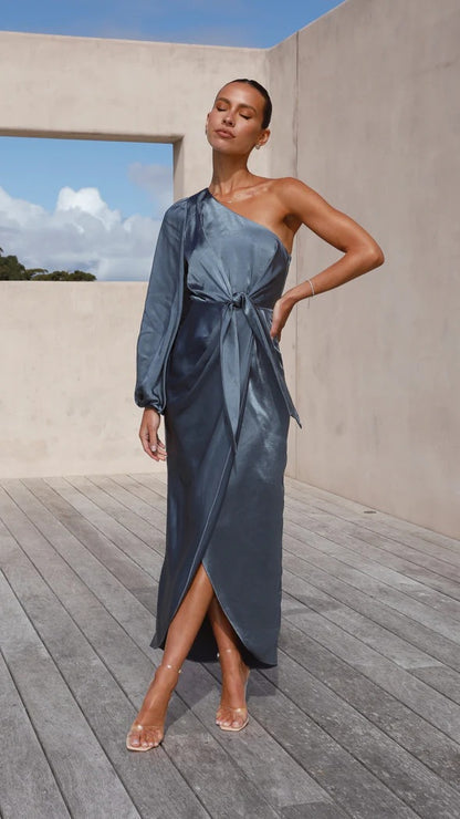 Elégante robe longue asymétrique en satin Femme