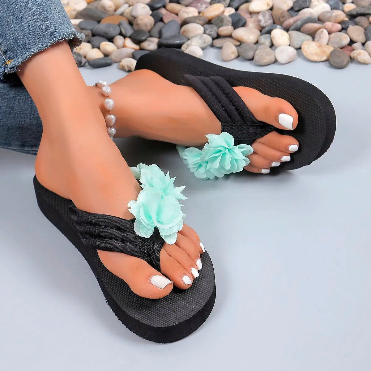 Tongs de plage noires avec fleurs femmes