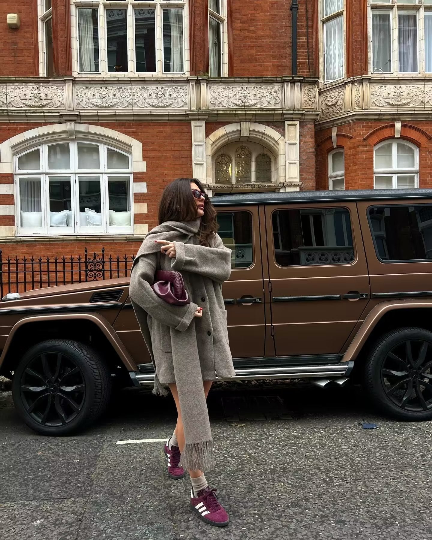 Manteau moderne avec patte de boutonnage sur toute la longueur et jeu d'écharpes à glands assorti