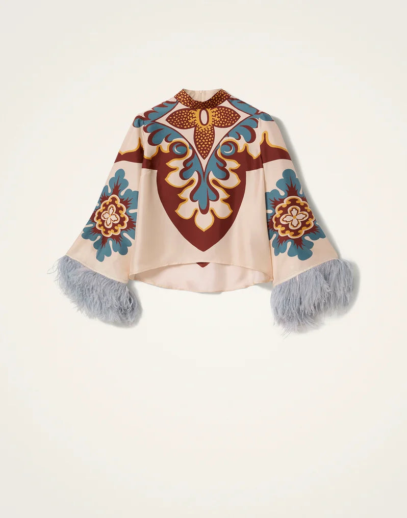 Top bohémien à manches cloches, col montant, orné de plumes