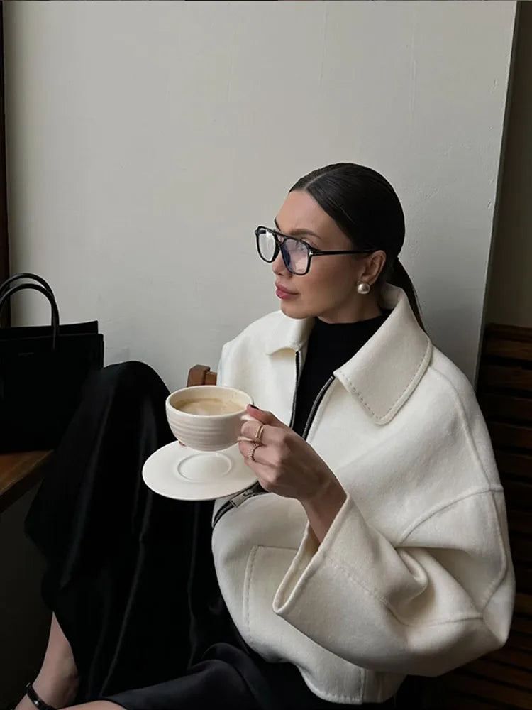 Veste blanche élégante à zip et col tailleur pour un style chic au quotidien