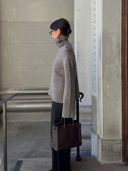 Pull-over ample à col roulé boutonné confortable