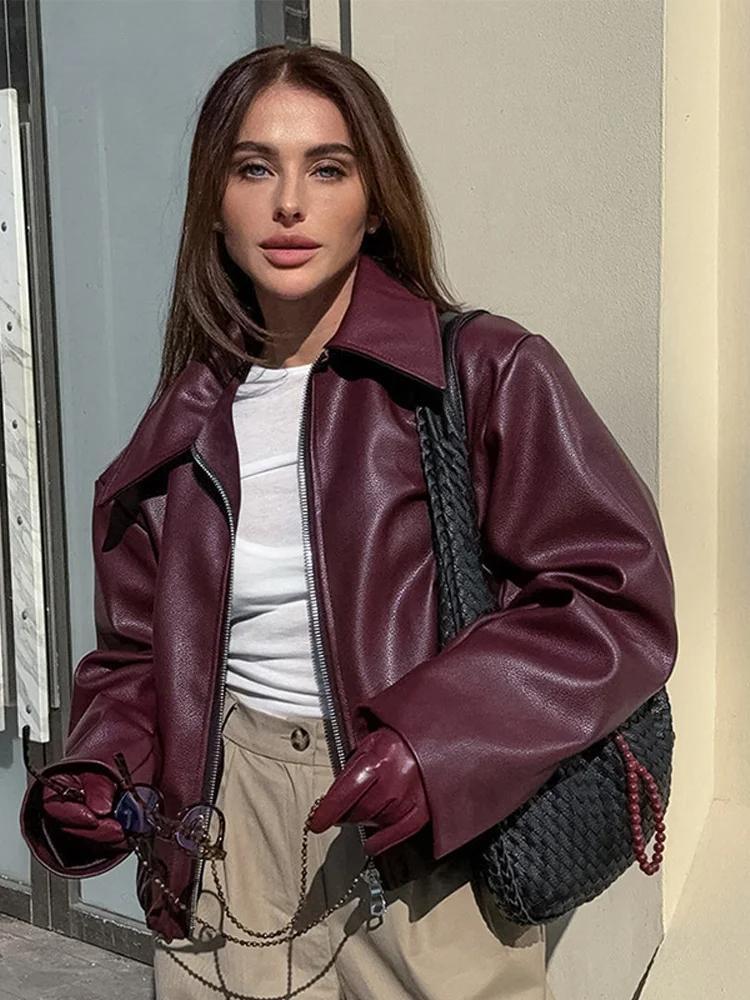 Veste en cuir synthétique bordeaux avec col élégant et détail à fermeture éclair