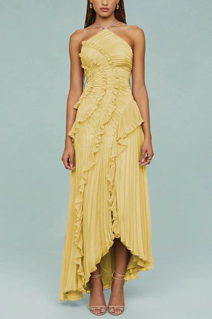 Elégante robe maxi plissée avec dos nu et détails de volants