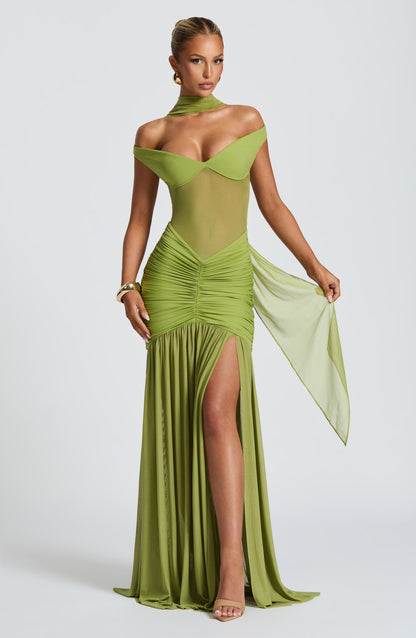 Robe longue vert olive avec une silhouette élégante