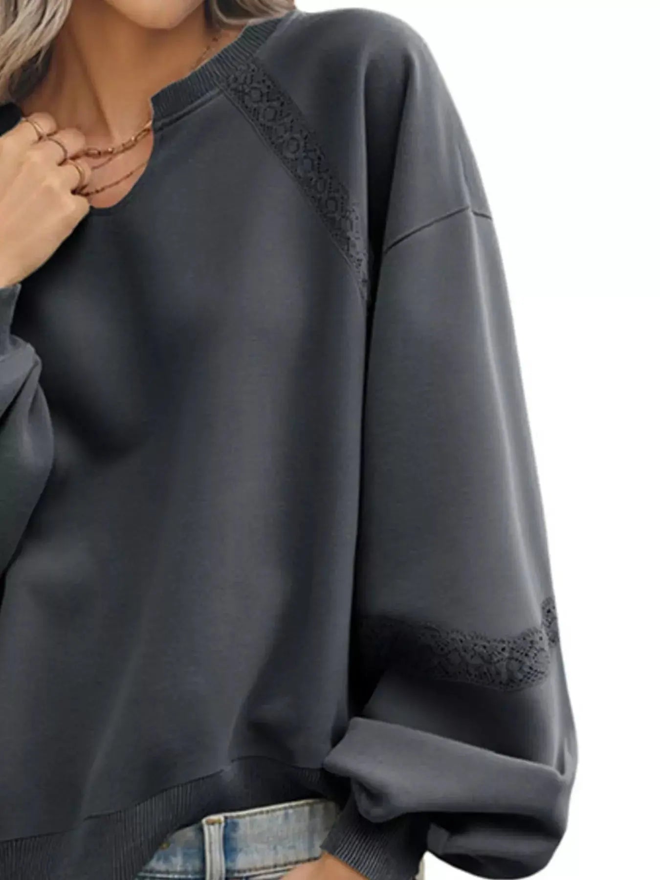 Sweat-shirt confortable avec détails en dentelle pour un look casual chic