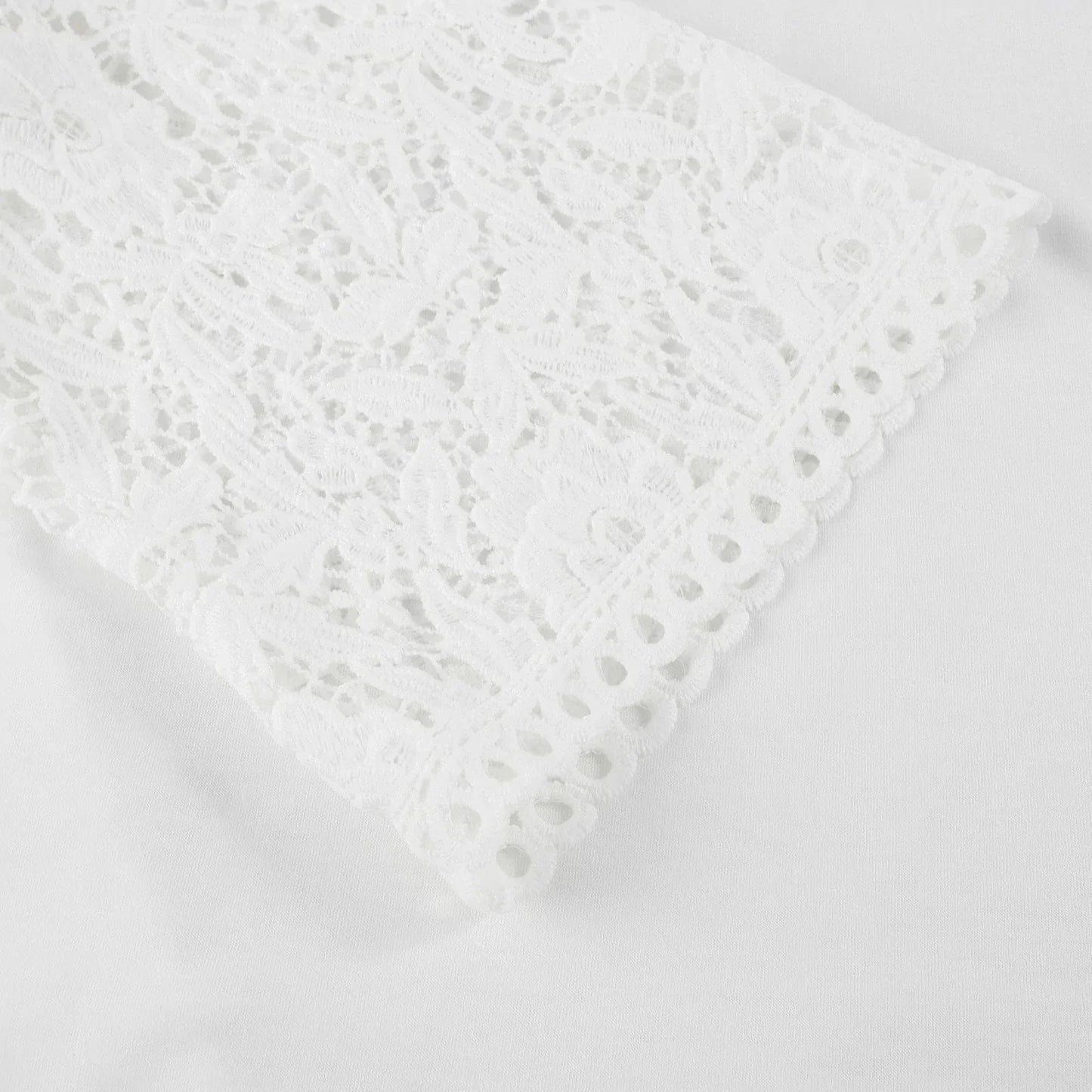 Elégant chemisier blanc en dentelle avec col rond et manches