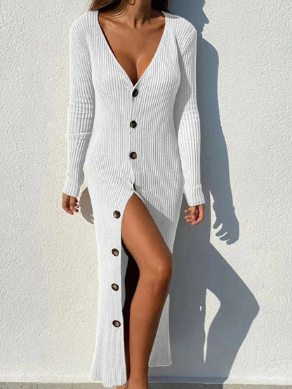 Robe longue en maille confortable avec encolure boutonnée plongeante