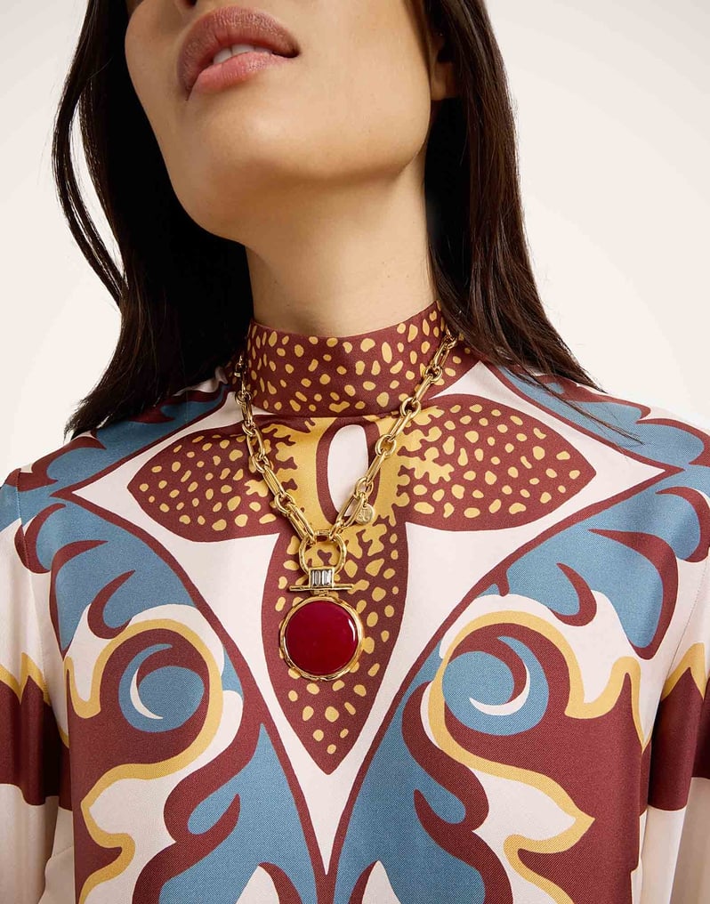 Top bohémien à manches cloches, col montant, orné de plumes