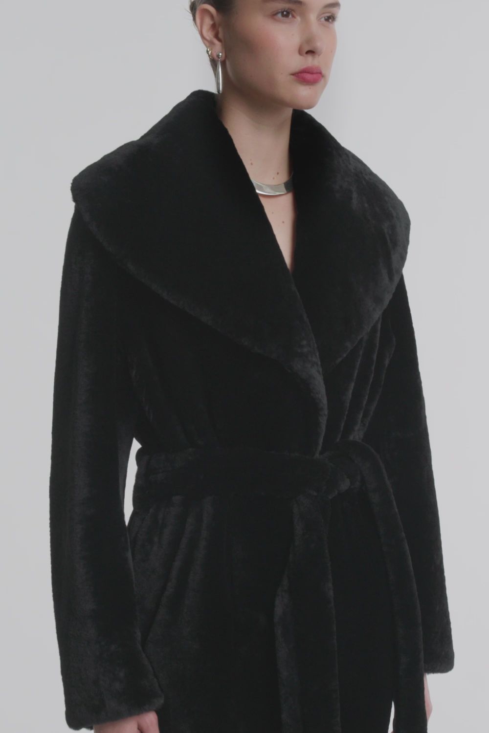 Manteau Chic en Fausse Fourrure pour un Style Hivernal Élégant