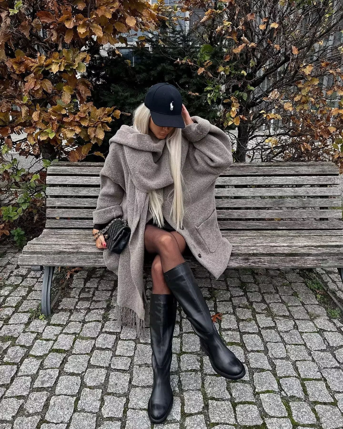 Manteau moderne avec patte de boutonnage sur toute la longueur et jeu d'écharpes à glands assorti