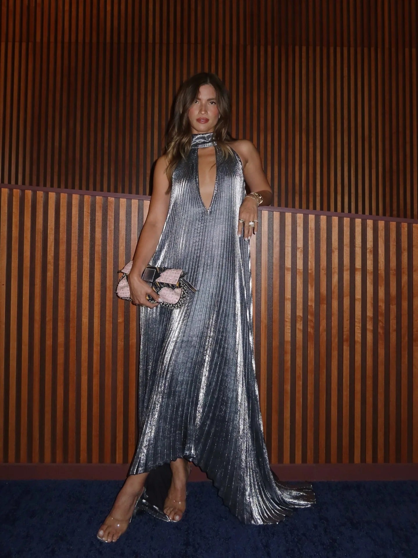 Robe longue plissée métallisée à col licou pour événements festifs