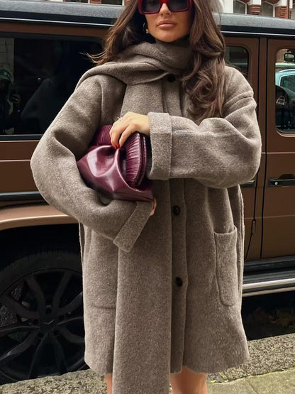 Manteau moderne avec patte de boutonnage sur toute la longueur et jeu d'écharpes à glands assorti