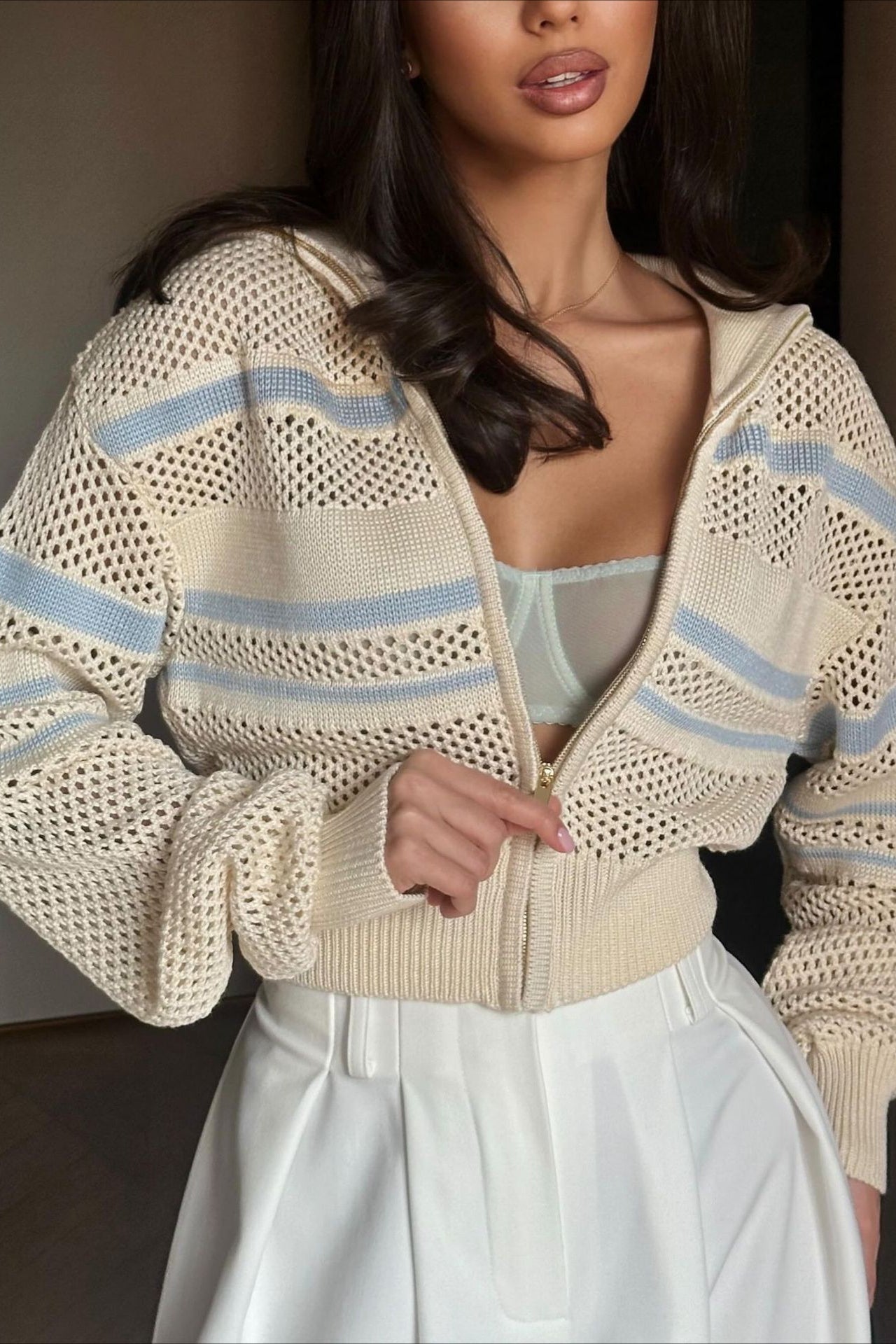 Sweat à capuche à manches longues avec col zippé, découpe et rayures colorées