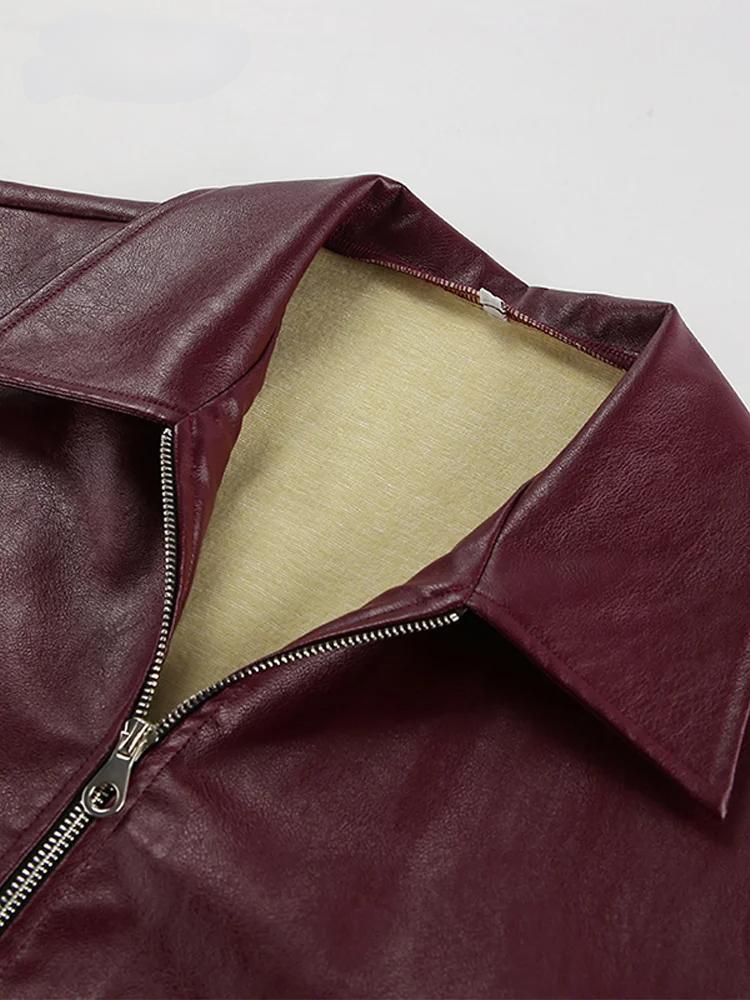 Veste en cuir synthétique bordeaux avec col élégant et détail à fermeture éclair