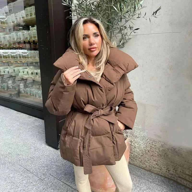 Manteau matelassé ceinturé pour femme avec large col et doublure chaude