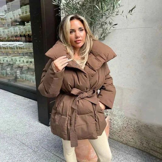 Manteau matelassé ceinturé pour femme avec large col et doublure chaude