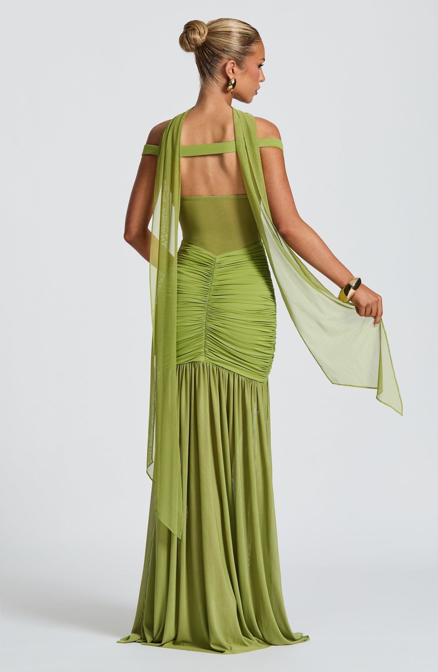 Robe longue vert olive avec une silhouette élégante