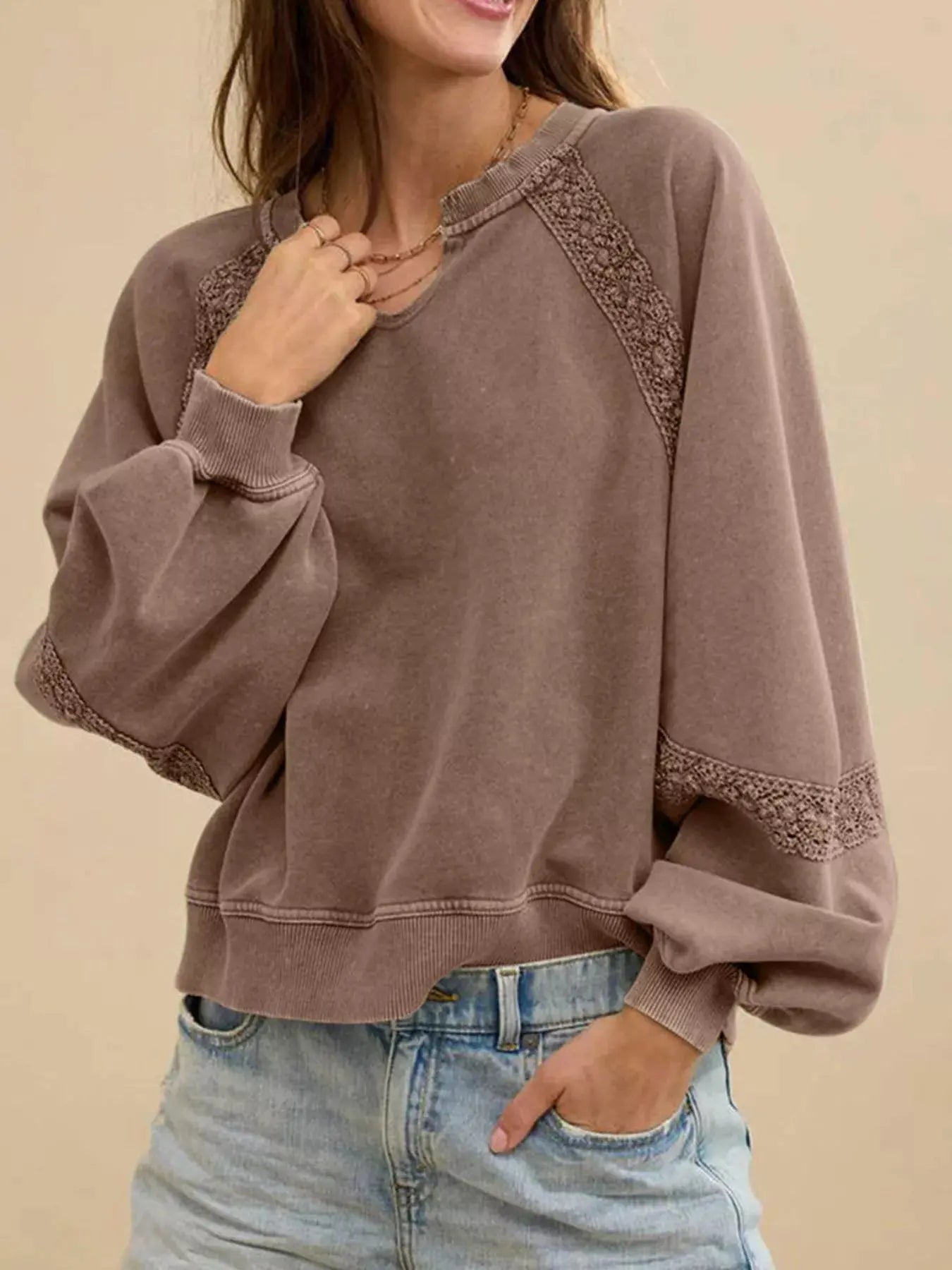 Sweat-shirt confortable avec détails en dentelle pour un look casual chic