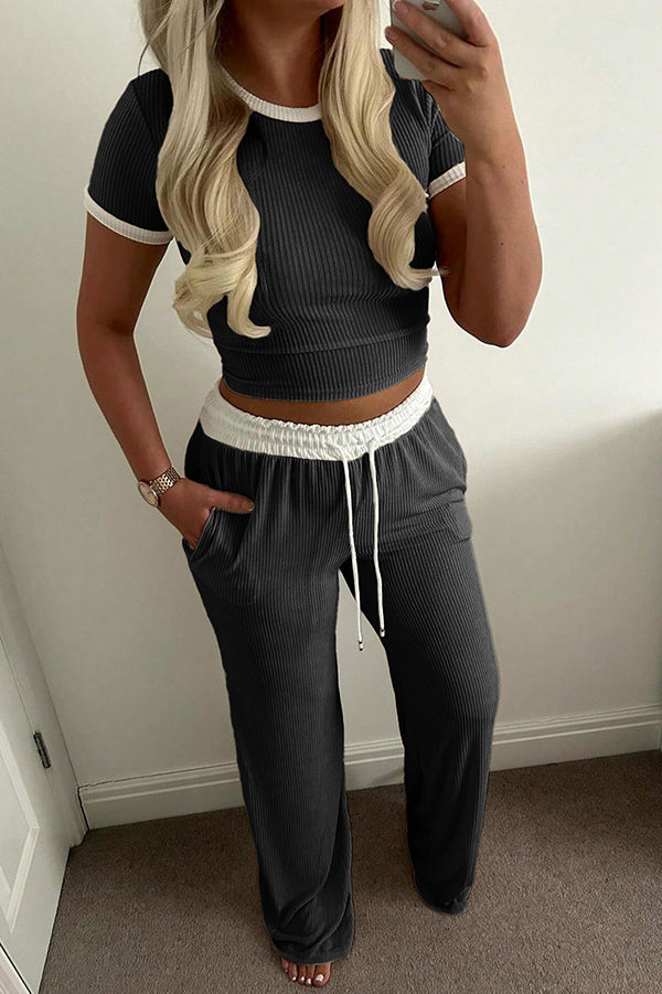 Ensemble décontracté deux pièces avec haut à col rond et pantalon à taille élastique