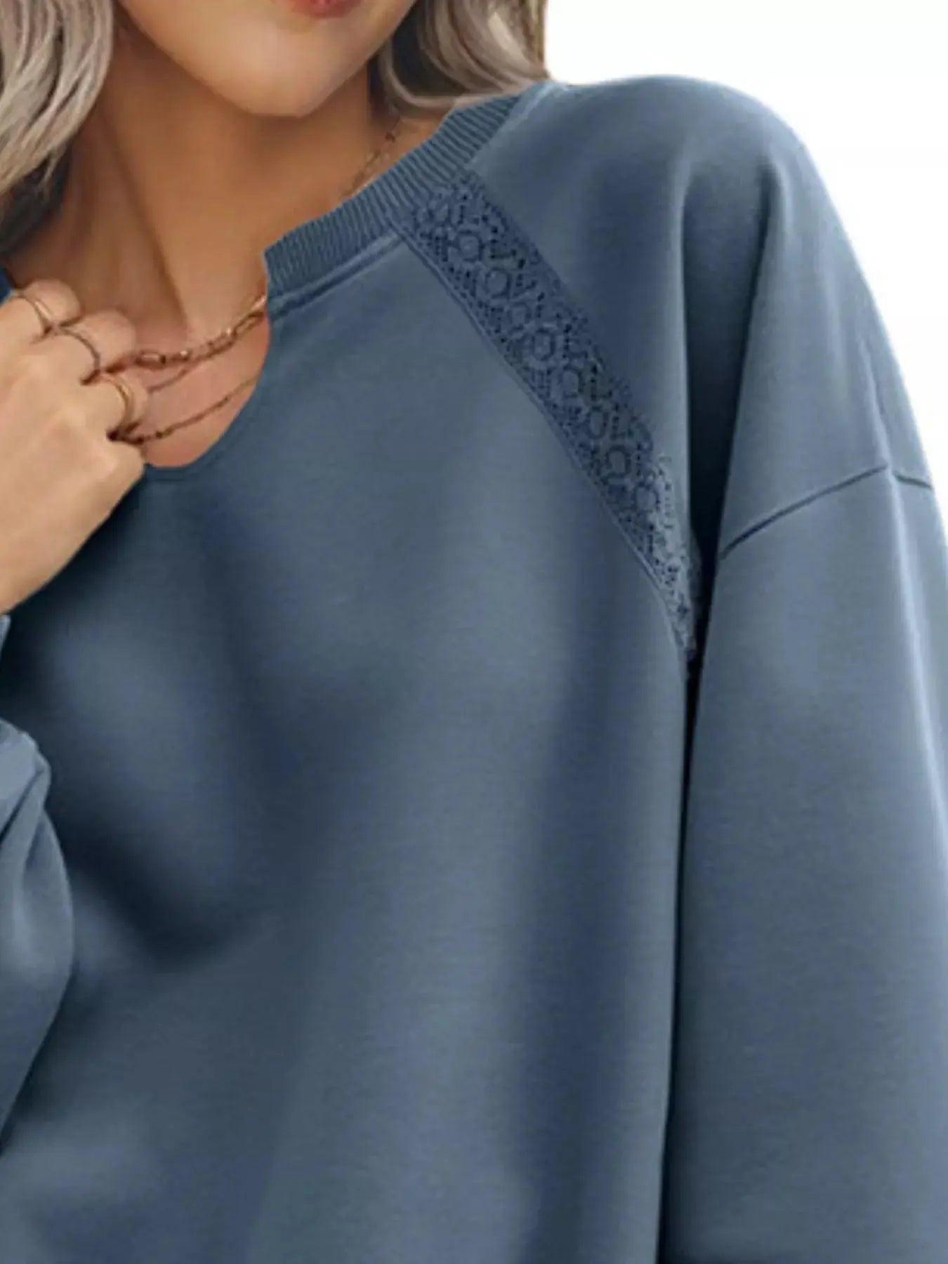 Sweat-shirt confortable avec détails en dentelle pour un look casual chic