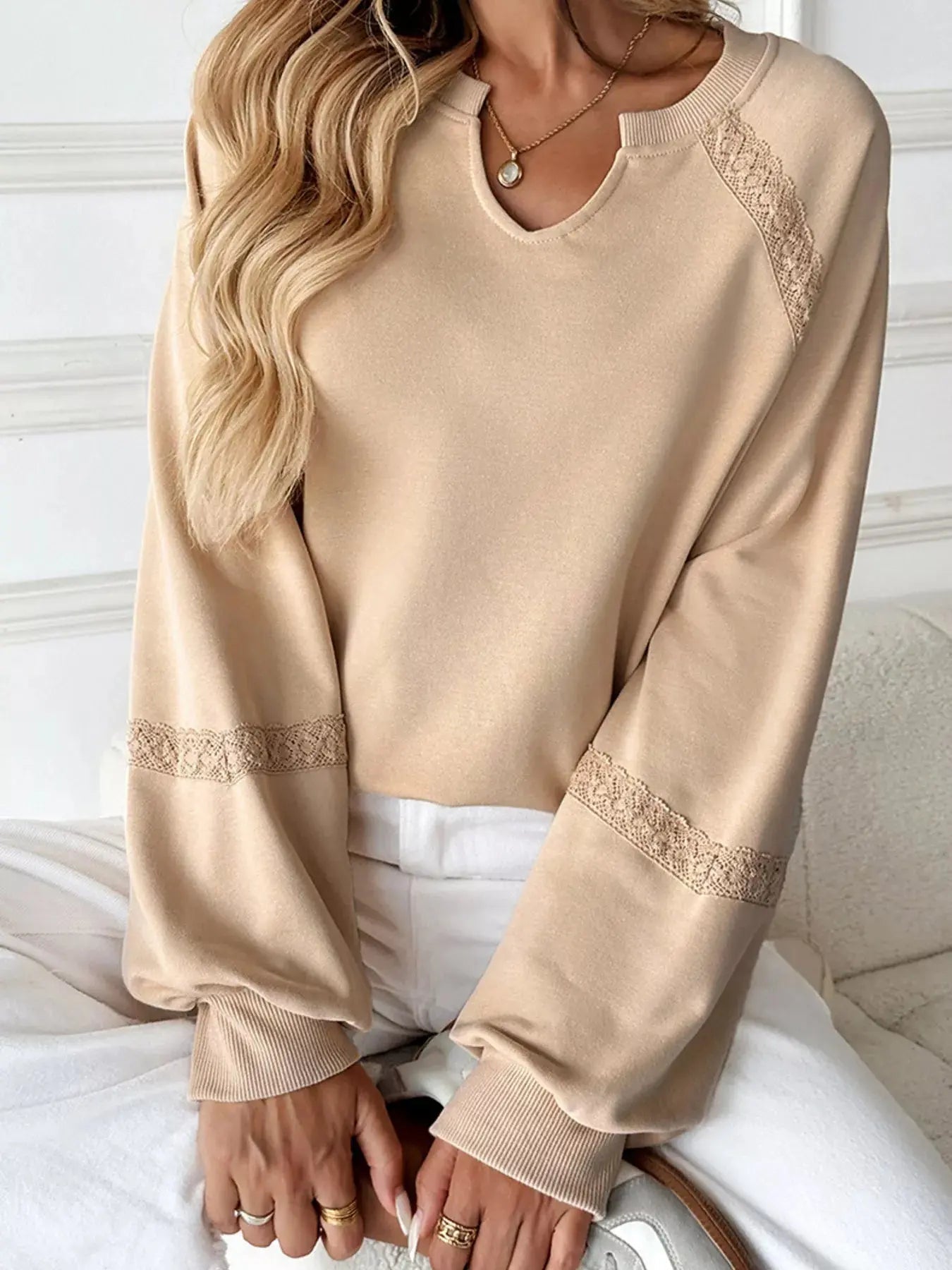 Sweat-shirt confortable avec détails en dentelle pour un look casual chic